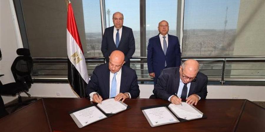 توقيع بروتوكول تعاون بين وزارتي النقل والطيران المدني لتطوير وصيانة المطارات