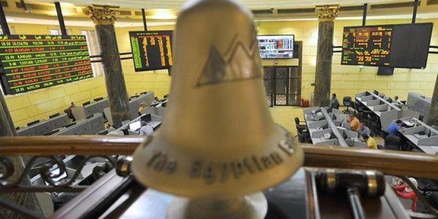 العقارات تتصدر بقيمة 2.2 مليار جنيه، 11 قطاعًا تقود تداولات البورصة في مستهل الأسبوع