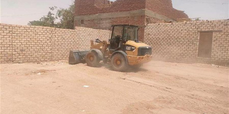 حملات مكثفة لفتح الشوارع ورفع المخلفات بواحة باريس بالوادي الجديد