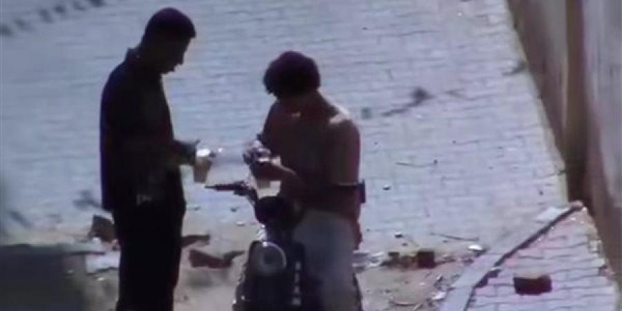 منكر عيني عينك، شابان يتناولان "بيرة مشبرة" أثناء قيادة دراجة نارية بفيصل والأمن يتحرك (صور)