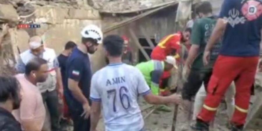 لحظة إنقاذ مصابين والبحث عن عالقين تحت الأنقاض في استهداف أمريكي لمنطقة سكنية بجزيرة قشم (فيديو)