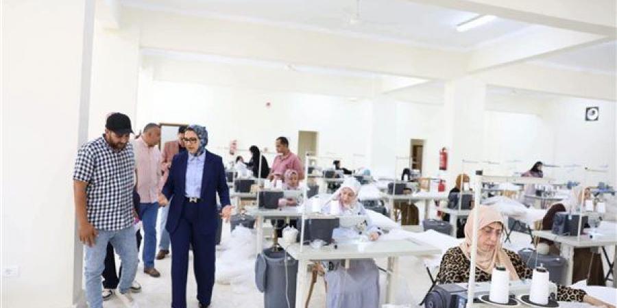 استعدادًا لموسم حصاد التمور، محافظ الوادي الجديد تتفقد بدء التشغيل التجريبي لمصنع إنتاج شكائر الزماط