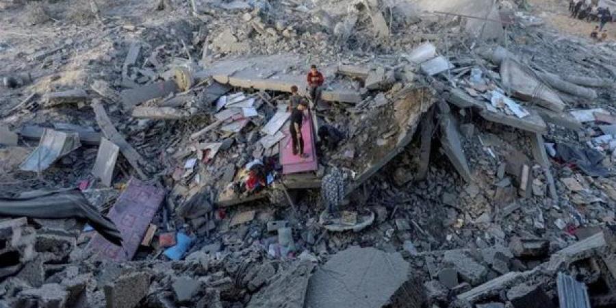 غارة إسرائيلية تدمر منزلا في مخيم النصيرات وسط قطاع غزة