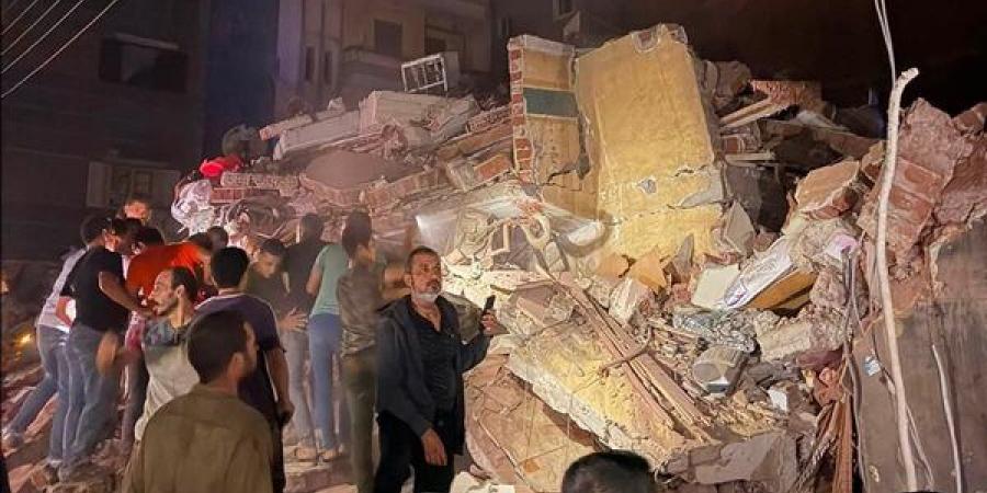 سيدة ورجلين، انتشال الجثة الثالثة من تحت انقاض عقار زفتى المنهار بالغربية (فيديو)