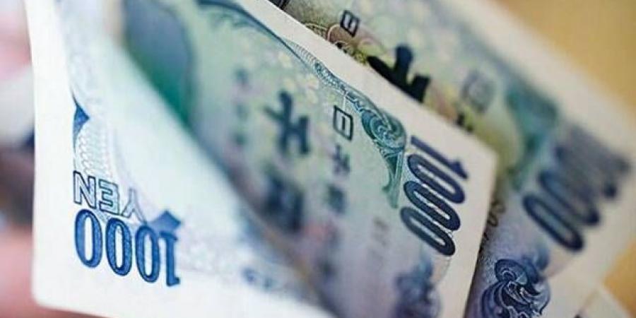 الين يقفز إثر تدخل ياباني أمريكي والدولار يتعرض لضغوط