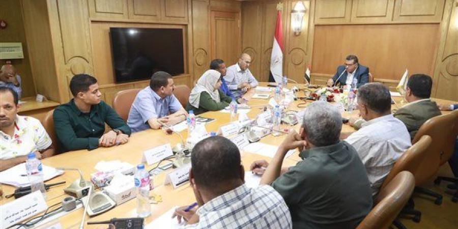 محافظ قنا يوجه بحصر المناطق المحرومة من خدمات الغاز الطبيعي والصرف الصحي