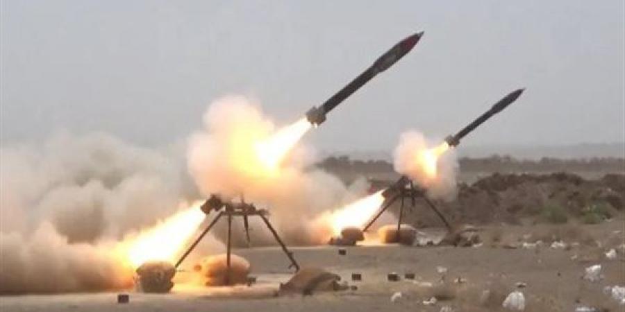 7 قتلى و30 مصابًا في هجوم حوثي بالصواريخ والمسيرات على ميناء المخا