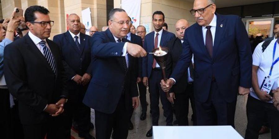وزير التعليم العالي يطلق شعلة دورة الألعاب الأفريقية الـ12 للجامعات «القاهرة 2026»