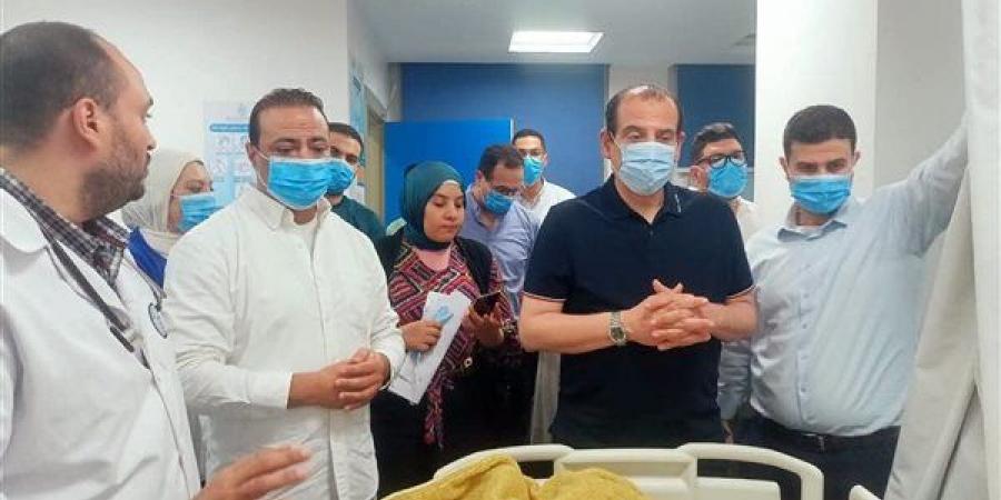نائب وزير الصحة يتفقد مصابي حادث الإسماعيلية