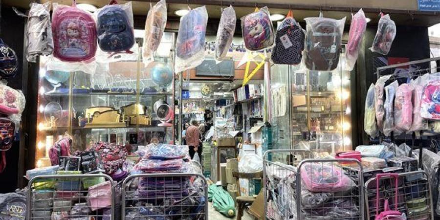 أسعار الأدوات المدرسية بالفجالة.. الشنط من 200 إلى 3 آلاف جنيه.. القماش والجرار “أشهر الأنواع”.. المقالم تبدأ من 20 جنيها.. والآلات الحاسبة تصل إلى 600 جنيه (فيديو وصور)