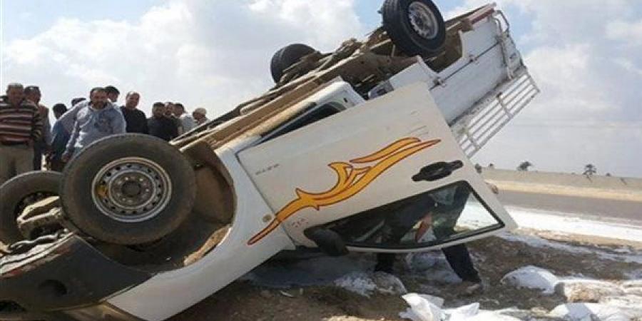 إصابة 5 أشخاص في تصادم سيارتين بسوهاج