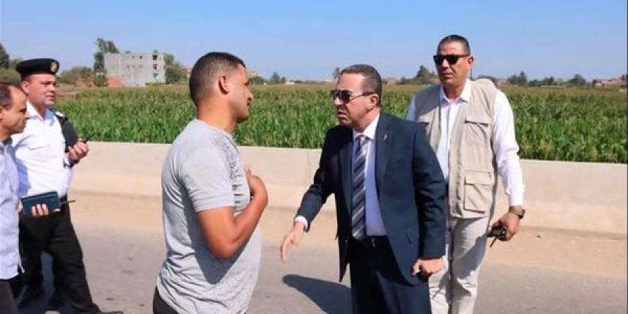 عملت إيه في دنيتك؟.. حظه السيئ أوقعه في وجه المحافظ.. ماذا ينتظر سائق الميكروباص بعد ضبطه عكس الاتجاه؟