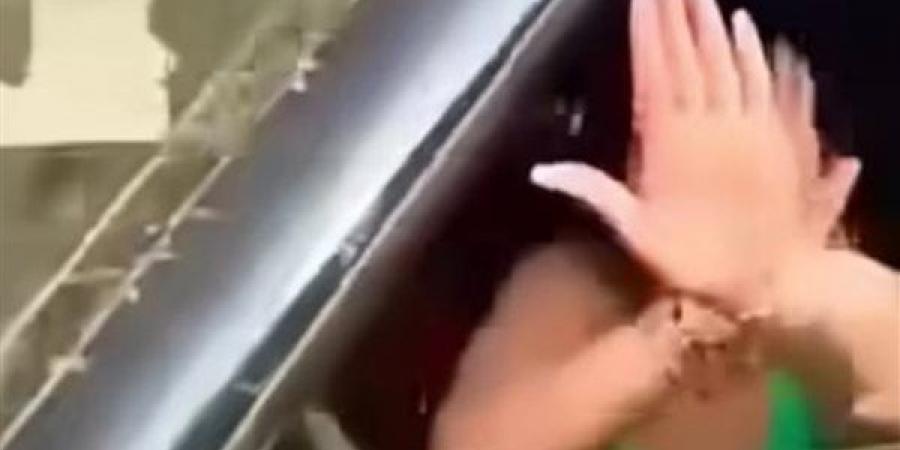 ما سر صاحبة السيارة الجيتور والملابس المثيرة؟ صدمت عاملًا وتم تهديدها بنشر صورتها