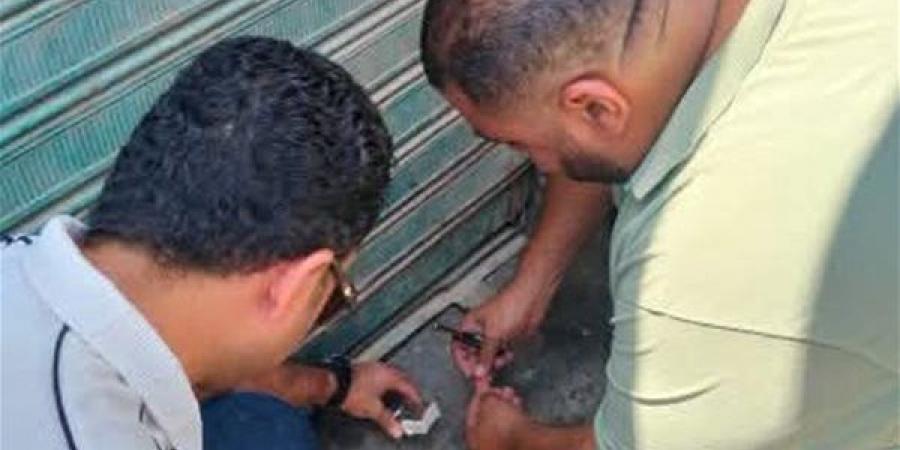 محلى نجع حمادي: غلق وتشميع محلين وإزالة 20 لافتة مخالفة
