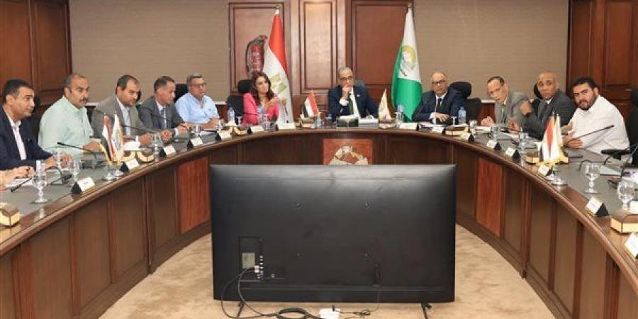 توفير فرص عمل وفحص مخالفات بناء، قرارات جديدة لمحافظ الجيزة خلال لقاء المواطنين