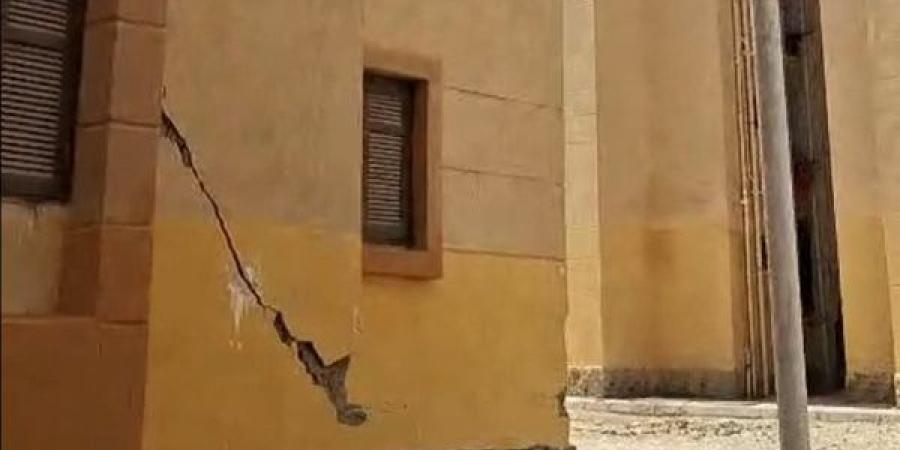 كارثة قبل التسليم، ظهور شروخ وتصدعات في عمارات الإسكان الاجتماعي بنقادة ورعب بين الحاجزين (صور)