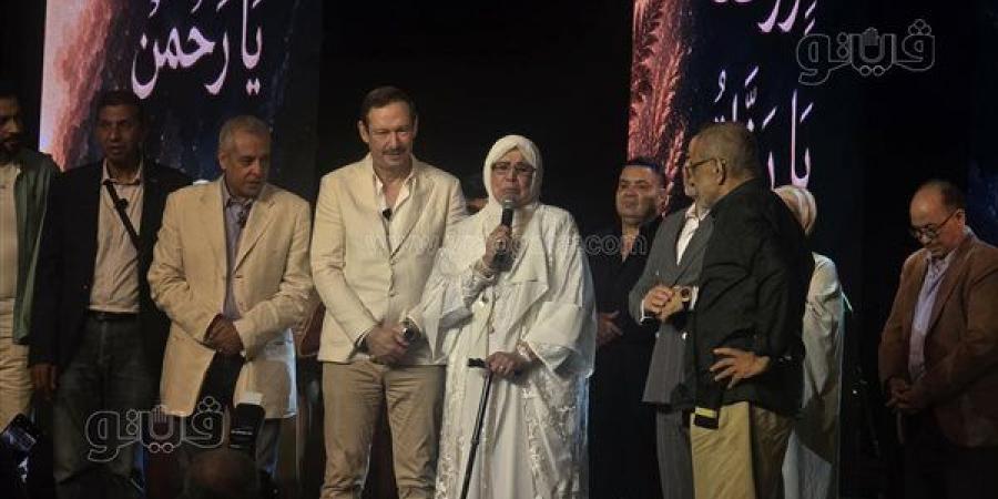 ياسمين الخيام تفاجئ جمهور احتفالية "مدد يا رسول الله" وتتضرع بالدعاء لمصر (صور)