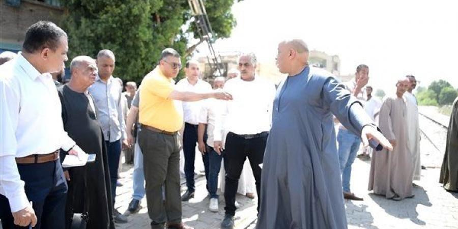 محافظ قنا يتفقد قرية الأشراف القبلية ويوجه برفع كفاءة مزلقان السكة الحديد (صور)