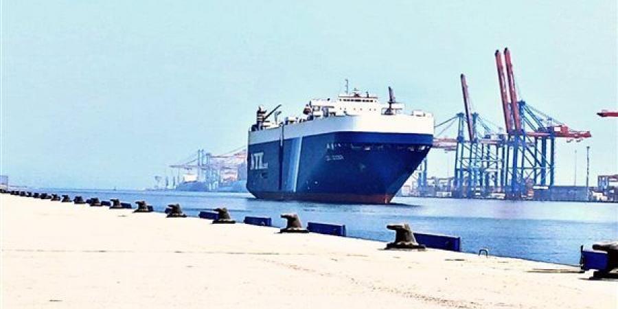 الألومنيوم يصل من إندونيسيا والفوسفات يغادر إليها.. حركة نشطة بميناء سفاجا