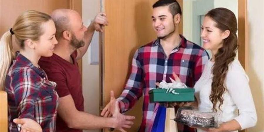 تفسير رؤيا الضيوف في المنام وعلاقتها ببشرى قدوم رزق وفير