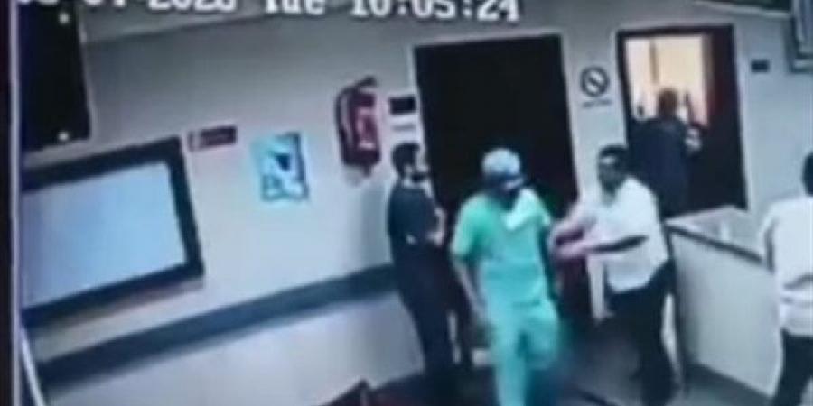 طبيب التخدير مهدد بالشطب، الأطباء تفحص واقعة ضرب طبيبة بالكروكس بأسيوط وتدرس ملف مريض تم حرمانه من جراحة دقيقة