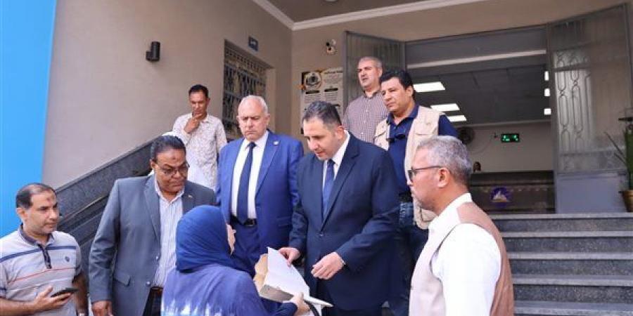 محافظ دمياط يستمع لشكاوى الأهالي ويسلم عقود التصالح في مخالفات البناء